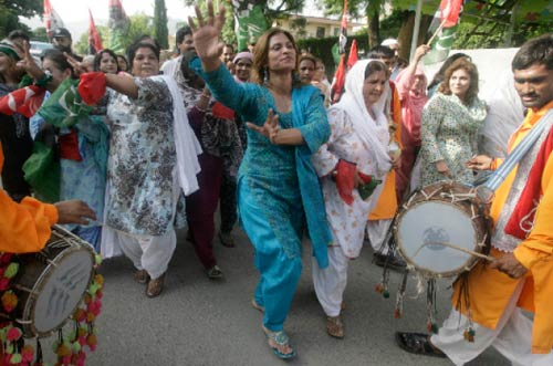 بعد إعلان مشرف استقالته نزل مناصرو حزب الشعب الباكستاني إلى شوارع العاصمة من أجل الاحتفال (فيصل محمود - رويترز)