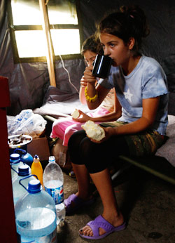 طفلتان جوجيتان في مخيم للاجئين في تبيليسي أمس (غليب غارانيش - رويترز)