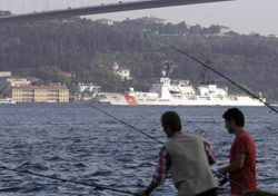 يصطادان السمك في اسطنبول (ابراهيم أسطة- أ ب)