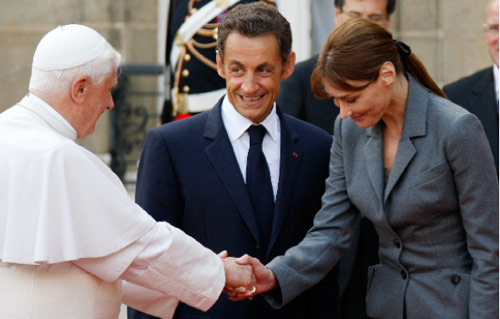 الثنائي ساركوزي وبروني يستقبلان ضيفهما في الاليزيه أمس (جاكي نايجلين ـــ رويترز)