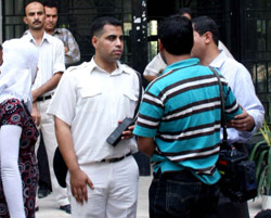 رجال أمن مصريون يمنعون صحافيين من تصوير المكتب السياحي الذي أرشد الرهائن قبل اختطافهم (مجدي ابراهيم ــ أ ب)