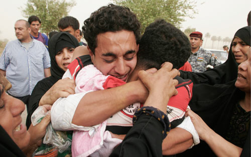 عراقيّون يهنّئون أحد أقاربهم بعد الافراج عنه في بغداد أمس (لؤي حميد ــ أ ب)
