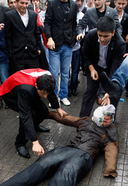 يمينيّون متطرّفون أتراك يحطّمون مجسماً لعبد الله أوجلان في إسطنبول أول من أمس (فاتح ساريباس ـــ رويترز)