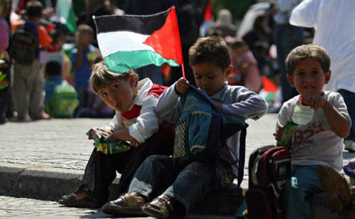أطفال فلسطينيون خلال مشاركتهم في مسيرة لدعم المصالحة في غزة أول من أمس (محمود حمس - أ ف ب)