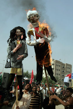 صدريون يحرقون مجسّمين لبوش ورايس في بغداد أول من أمس (كريم كاظم ــ أ ب)