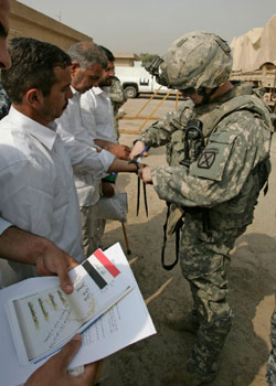 جندي أميركي يفكّ أغلال معتقلين عراقيين في حي الدورة أمس (كريم كاظم ـــ أ ب)