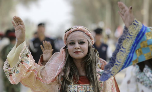 عراقيّة بالزيّ الفولكلوري خلال الاحتفال بتسلّم أمن نينوى في الحلّة أمس (علاء المرجاني ـــ أ ب)