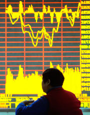 مستثمر يراقب تطوّرات التداول في الصين (ستينغر ــ رويترز)
