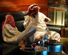مستثمران في المصرف السعودي في الرياض (فهد شديد ــ رويترز)