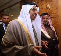وزير المال البحريني أحمد آل خليفة في الكويت أمس (ياسر الزيّات ـــ رويترز)