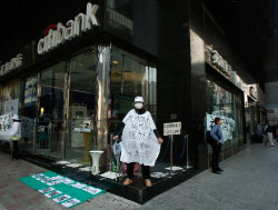 من الاحتجاجات التي نظّمها ناشطون أمام فرع «Citibank» في هونغ كونغ (بوبي يب ــ رويترز)