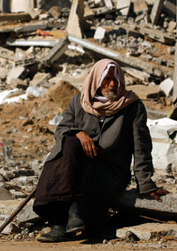 فلسطيني يجلس على أطلال منزله في رفح أمس (ابراهيم ابو مصطفى - رويترز)
