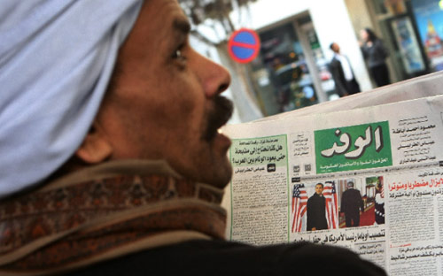 مصري يقرأ صحيفة «الوفد» المحلية في القاهرة الأربعاء الماضي (كريس برورنكل - أ ف ب)