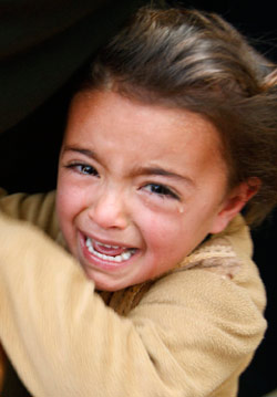 طفلة فلسطينية تبكي شهيد قريب لها خلال تشييعه في خان يونس أمس (إبراهيم أبو مصطفى - رويترز)