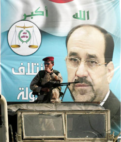 ملصق انتخابي للائحة حزب المالكي «دولة القانون» في كربلاء (مشتاق محمد ــ رويترز)