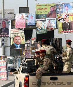 صور وشعارات لمرشحي انتخابات المحافظات العراقية في البصرة أول من أمس (عصام السوداني - أ ف ب)
