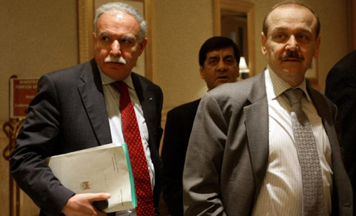عبد ربه ورياض المالكي خلال اجتماع الوزراء العرب في أبو ظبي أمس (مروان نعماني ــ أ ف ب)