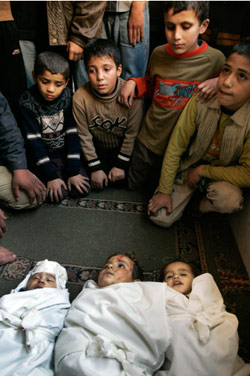 الأطفال ضحايا العدوان الاسرائيلي على غزّة (حاتم موسى - ا ب)