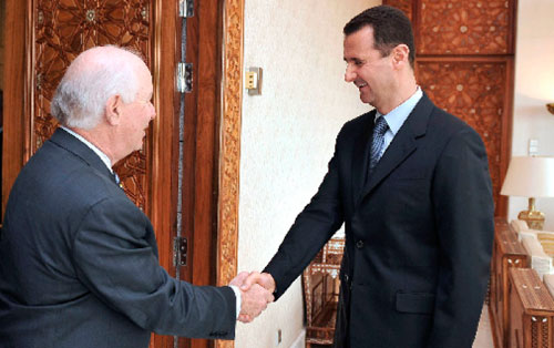 الأسد يصافح السناتور الأميركي بنيامين كاردن في دمشق أمس (رويترز)