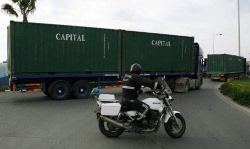 شاحنة قبرصية تنقل حمولة السفينة الإيرانيّة في ميناء ليماسول الأسبوع الماضي (أندرياس لازارو ـــ أ ب)
