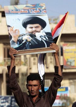 مناصر للصدر يحمل صورته في بغداد قبل انتخابات كانون الثاني الماضي (أحمد الربيعي ــ أ ف ب)