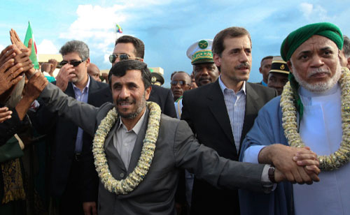 الرئيس الإيراني محود أحمدي نجاد أثناء زيارته الى جزر القمر أمس (رويترز)