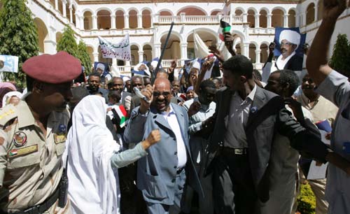 البشير بين أنصاره الذين احتشدوا في قصره الرئاسي في الخرطوم أمس (عبد رؤوف ــ أ ب)