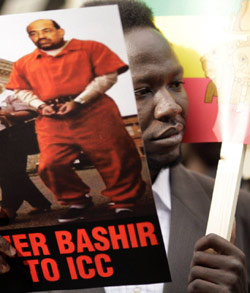 متظاهر يحمل صورة البشير أمام السفارة السودانية في لندن (شون كوري - أ ف ب)