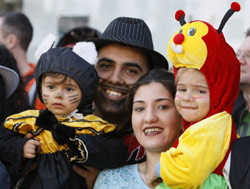 عائلة اسرائيلية تحتفل بعيد المساخر اليهودي في تل أبيب أمس (جاك غوز - أ ف ب)