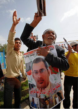 مناصرو منتظر الزيدي يطالبون بالافراج عنه في اعتصام في بغداد أمس (هادي مزبان ــ أ ب)
