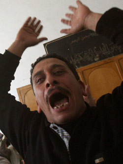 مصري يحتفل بقرار المحكمة بحبس مالك عبارة السلام (عكر عبد الله - رويترز)