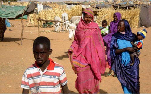 نازحون في مخيم في الفاشر، جنوب دارفور في 16 الماضي (رويترز)