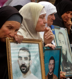 غزّاويات يحملن صور أولادهنّ المعتقلين في سجون الاحتلال (خليل حمرا ــ أ ب)