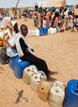 لاجئات سودانيات في إقليم دارفور ينتظرن دورهن للحصول على المياه (ناصر ناصر - أ ب)