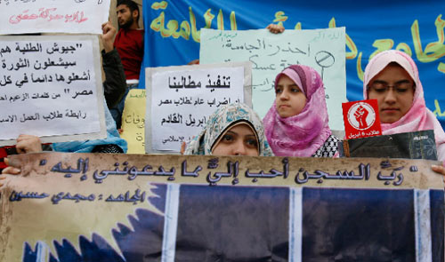 ناشطات إسلاميات يتظاهرن ضدّ «الدولة الأمنية» في حرم جامعة القاهرة الشهر الماضي (أسماء وجيه ـــ رويترز)