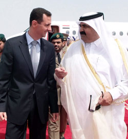 الشيخ حمد مستقبلاً الأسد، في مطار الدوحة أول من أمس (أ ف ب)