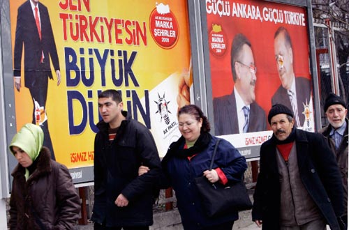 شعارات انتخابية لمختلف الأحزاب التركية في أنقرة أمس (برهان أوبزيليشي ـــ أ ب)