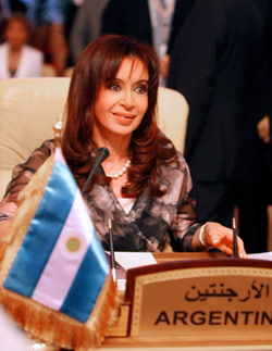 رئيسة الأرجنتين كريستينا كيرشنر خلال قمة الدوحة أمس (عمرو نبيل ــ أ ب)