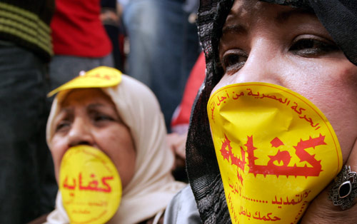 ناشطون من «كفاية» يعتصمون في القاهرة أمس (عمرو شرف ـــ أ ب)