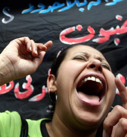 متظاهرة تصرخ خلال اضراب 6 نيسان في القاهرة (عمر عبد الله - رويترز)