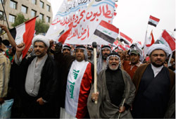 عراقيّون يشاركون في تظاهرات 9 نيسان في ساحة الفردوس أمس (كريم كاظم ـــ أ ب)