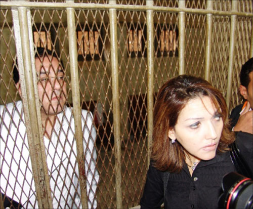 جميلة إسماعيل وأيمن نور خلال إحدى جلسات المحاكمة (أرشيف ــ الأخبار)