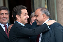 ساركوزي يودع عبد المهدي خلال مغادرته قصر الأليزيه في باريس أمس (أ ف ب)