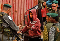 صبي فلسطيني يواجه جيش الإحتلال في القدس المحتلة امس (محمد محيسن - أ ب)