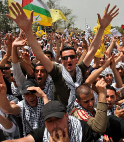 طلاب من حركة «فتح» يهتفون ضدّ «حماس» خلال انتخابات جامعة بيرزيت في الضفة الغربية أول من أمس (محمد محيسن ــ أ ب)