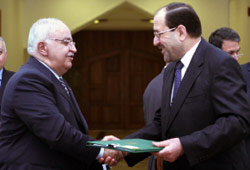 المالكي وعطري يتبادلان اتفاقيات ثنائية في بغداد أمس (أ ف ب)