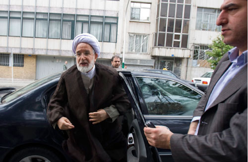 كروبي لدى وصوله إلى طهران أمس (راهب هومافاندي - رويترز)