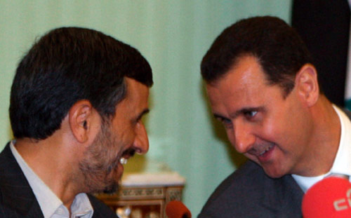 الأسد ونجاد خلال مؤتمرهما الصحافي في دمشق أمس (خالد الحريري - رويترز)