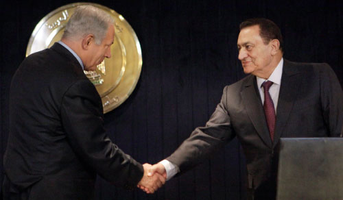 مصافحة بين مبارك ونتنياهو خلال المؤتمر الصحافي المشترك في شرم الشيخ أمس (بن كيرتس ــ أ ب)