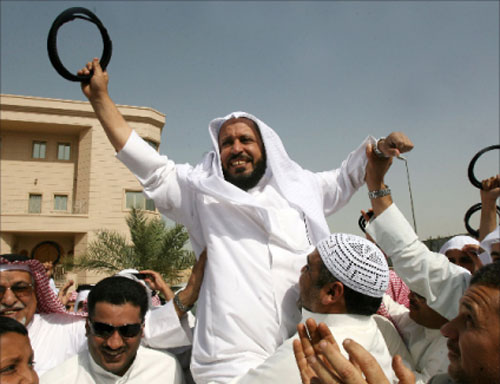 النائب الكويتي السابق ضيف الله بو رمية بعيد إطلاق سراحه في 22 نيسان الماضي (ياسر الزيات - أ ف ب)